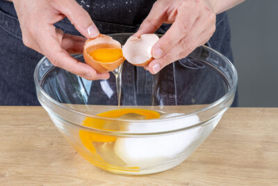 Eier zum Zucker geben