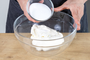 Zucker zum Mascarpone geben