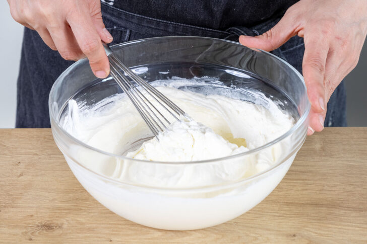 Mascarpone mit Schneebesen verrühren