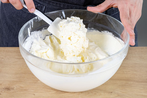 Schlagsahne zum Mascarpone geben