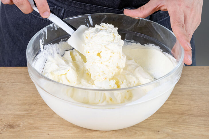 Schlagsahne zum Mascarpone geben