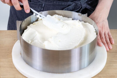 Mascarpone-Creme auf dem Boden verstreichen