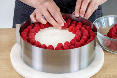 Himbeeren auf die Mascarpone-Torte geben