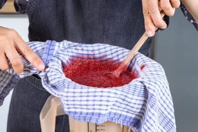 Himbeeren durch Küchentuch passieren