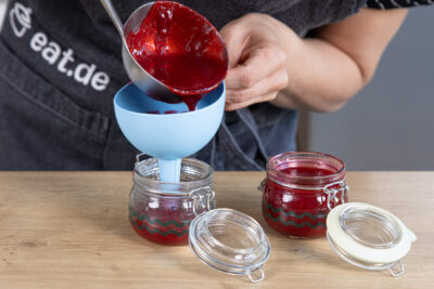 Himbeermarmelade abfüllen