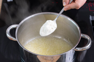 Zwiebeln anschwitzen und Mehlschwitze zubereiten