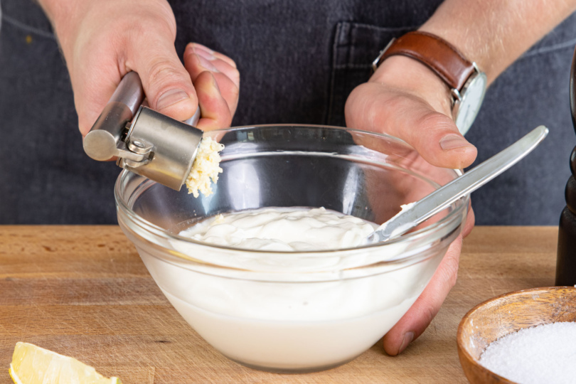 Knoblauch zu Joghurt pressen