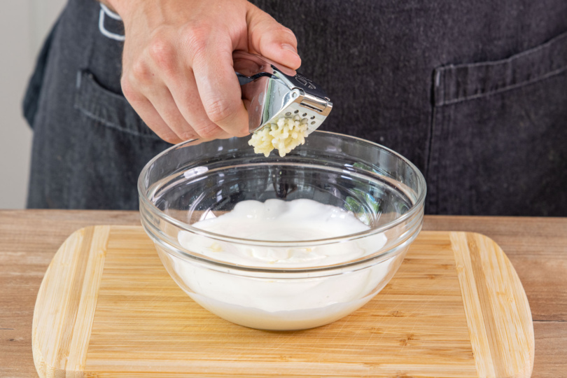 Knoblauch zum Joghurt pressen