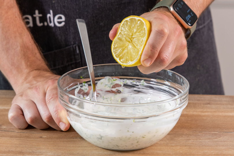 Joghurt-Kräuter-Dip mit Zitronensaft verfeinern