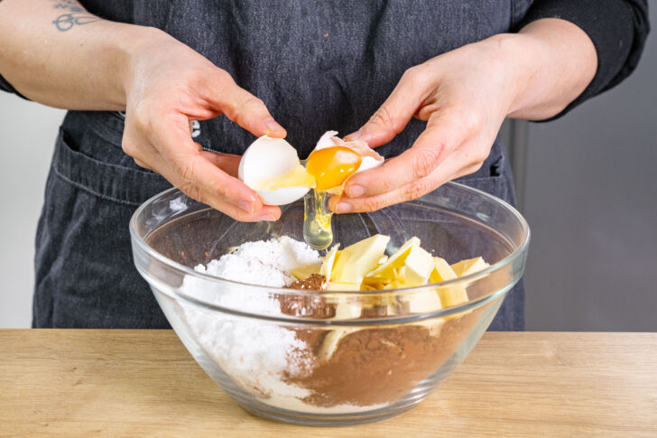 Eier zu den Zutaten geben