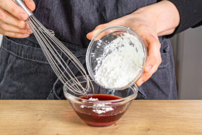 Speisestärke zu Kirschsaft geben