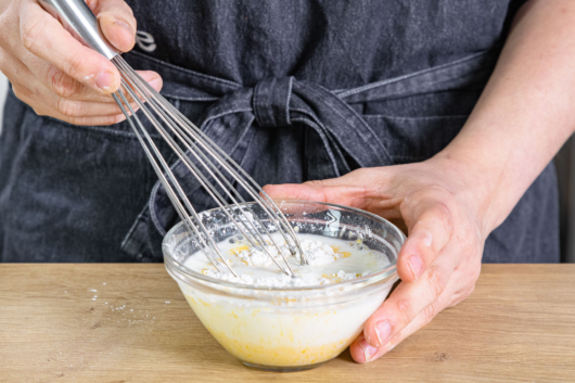 Puddingpulver in Milch rühren