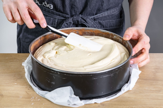 Quarkmasse auf Kirschen verteilen