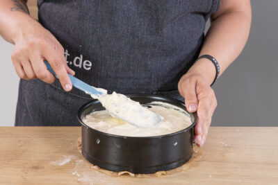 Biskuit für die Käse-Sahne-Torte mit Mandarinen backen
