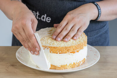 Käse-Sahne-Torte einstreichen