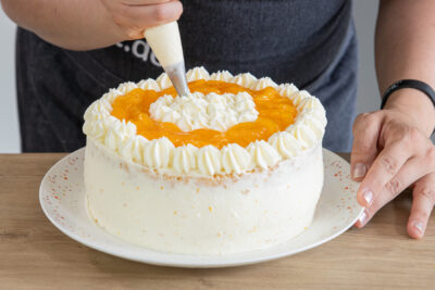 Käse-Sahne-Torte dekorieren