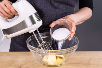 Zucker zu Butter geben