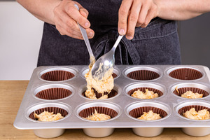 Muffinformen füllen