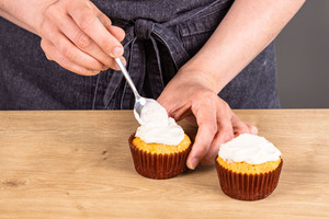 Karotten-Muffins verzieren