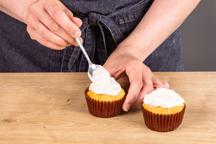 Karotten-Muffins verzieren