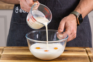 Sahne zu Eier und Milch geben