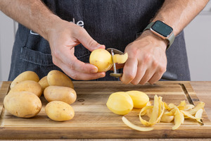 Kartoffeln schälen