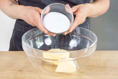 Zucker zur Butter geben
