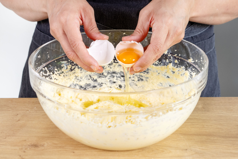 Ei zur Butter-Zucker-Mischung geben