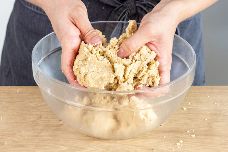 Streusel für den Kirschkuchen kneten