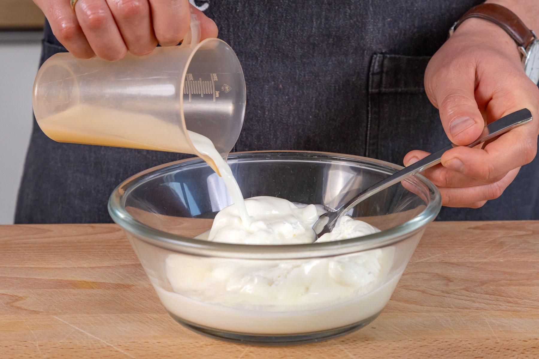 Milch zum Quark gießen