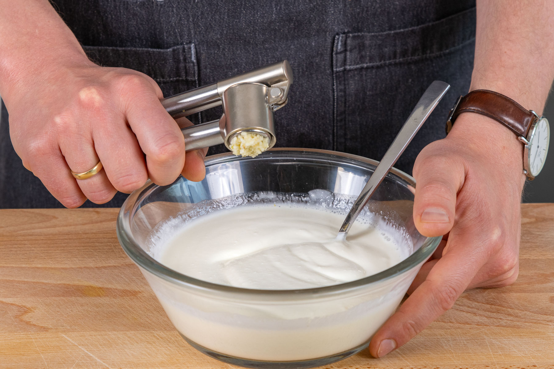 Knoblauch zum Quark pressen