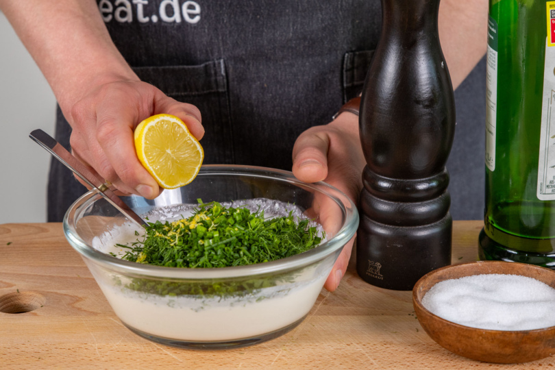 Kräuterquark-Dip mit Zitrone verfeinern