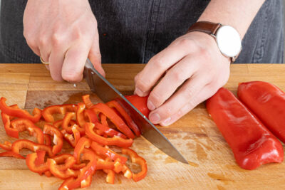 Spitzpaprika entkernen und in Streifen schneiden