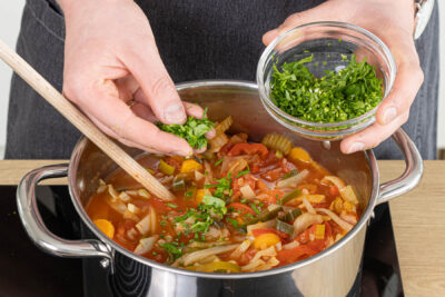 Krautsuppe zum Abnehmen mit frischen Kräutern garnieren