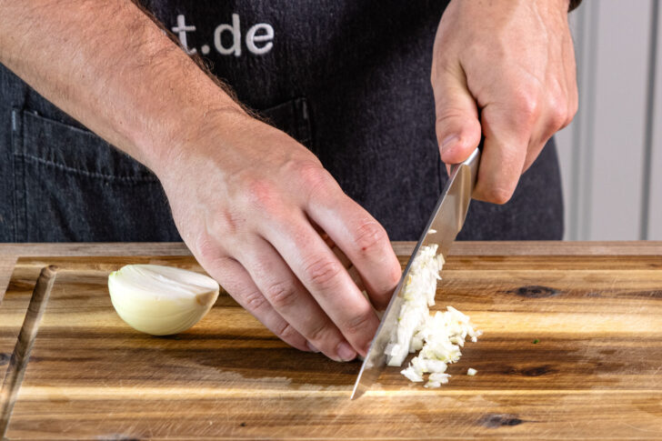 Zwiebeln würfeln
