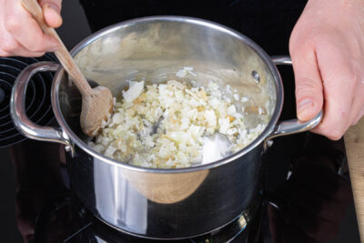 Zwiebelwürfel anschwitzen
