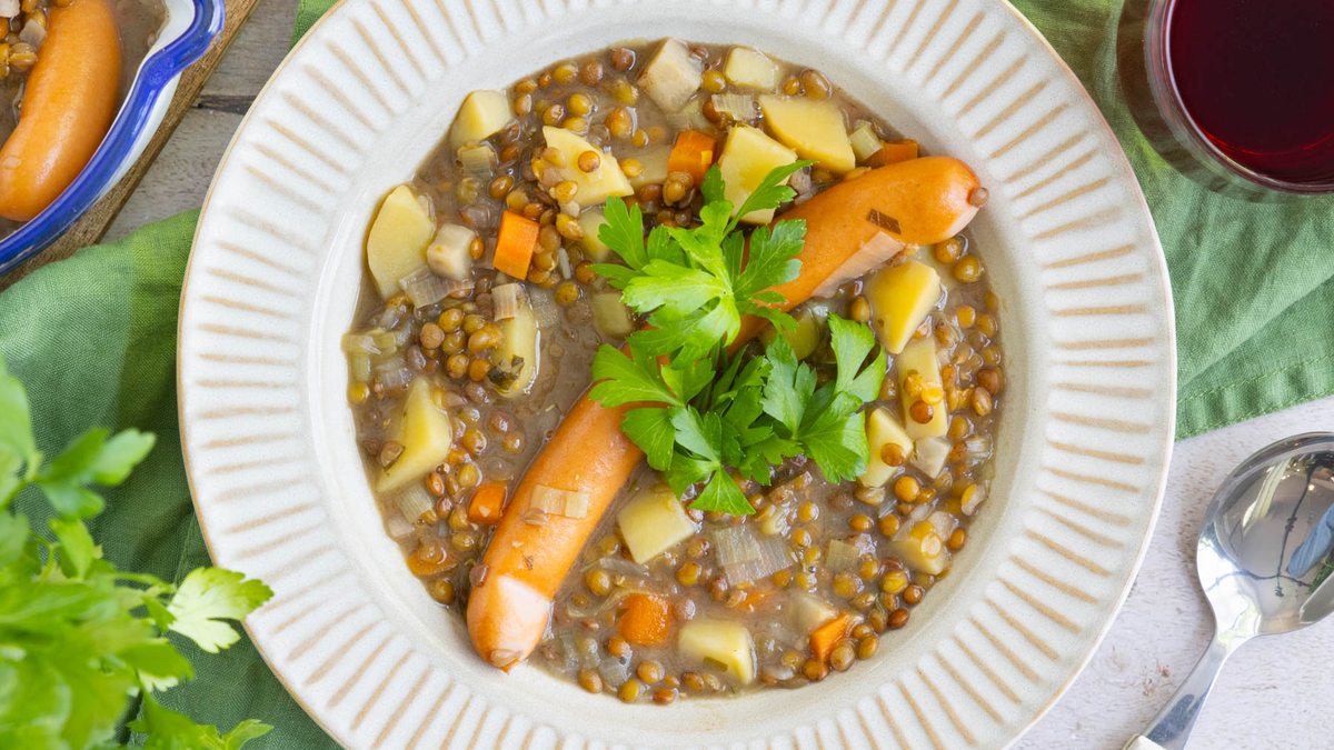 Linseneintopf mit Würstchen | Rezept - eat.de