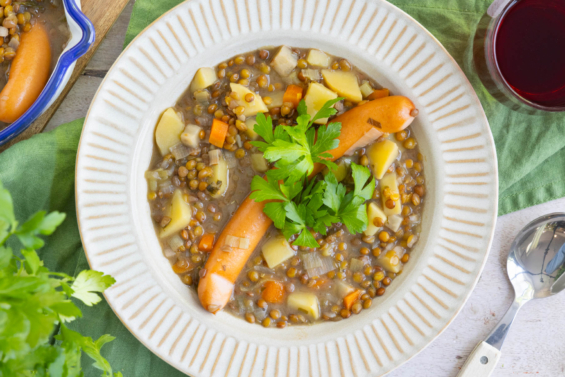 Linseneintopf mit Würstchen | Rezept - eat.de