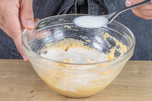 Milch zum Teig geben