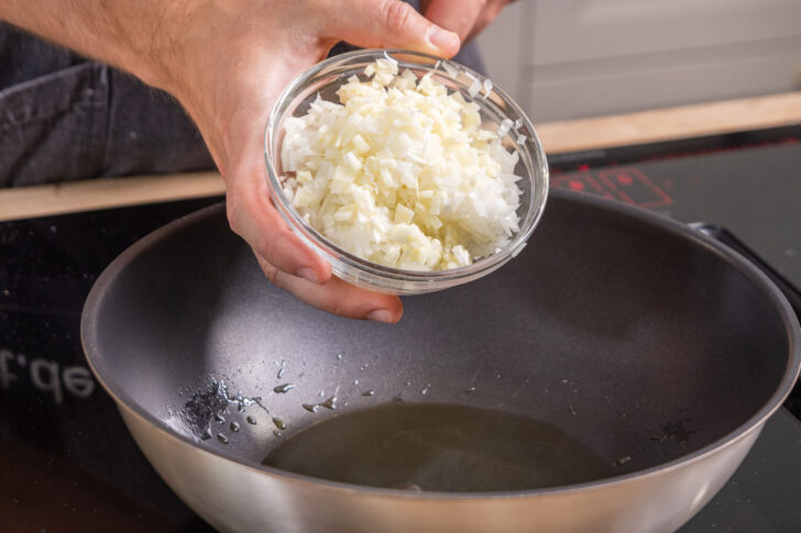 Knoblauch sowie Zwiebel anbraten