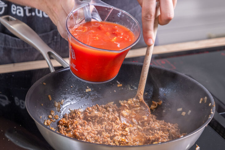 Gehackte Tomaten dazugeben