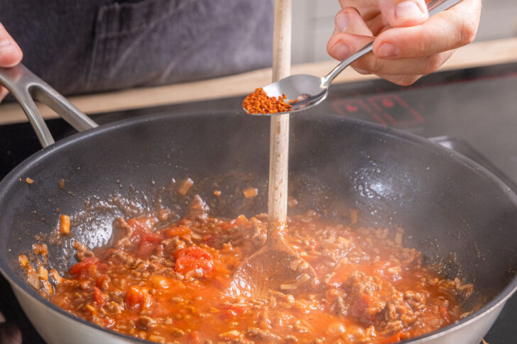 Chiliflocken hinzugeben
