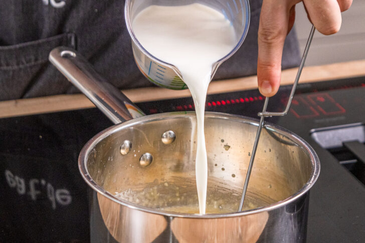 Mit Milch aufgießen