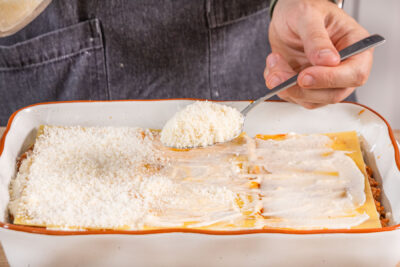 Lasagne al forno mit Parmesan toppen