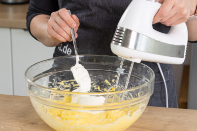 Schmand unter den Pudding rühren