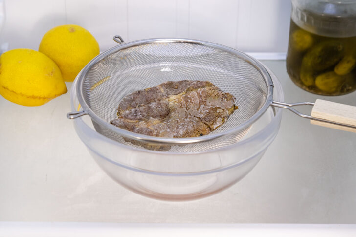 eingefrorenes mariniertes Fleisch auftauen