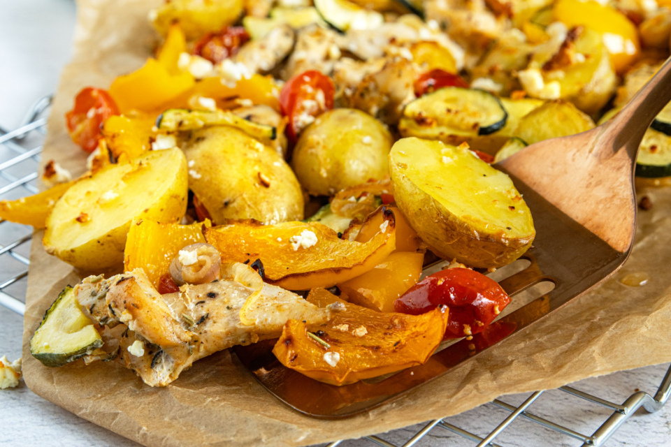 Ofengemüse mit Hähnchen vom Blech | Rezept - eat.de
