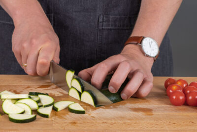 Zucchini in Scheiben schneiden