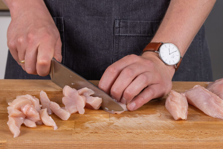Hähnchen in mundgerechte Stücke schneiden