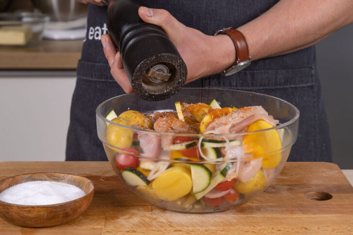 Ofengemüse mit Hähnchen vom Blech würzen